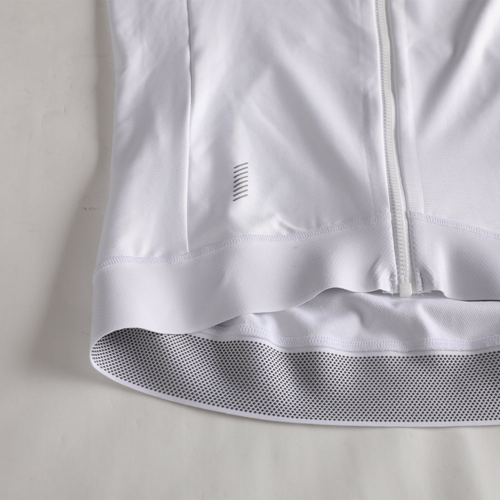 Close-up of the Pinnacle Thermal Jersey hem with grey mesh detail and subtle logo on white fabric.